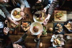 Kolleger nyder en sund frokost